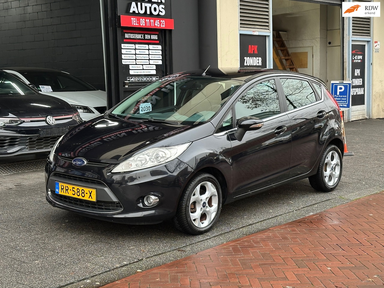 Ford Fiesta - 1.4 Ghia Automaat 5 Deurs Clima PDC Stoelverwarming - AutoWereld.nl