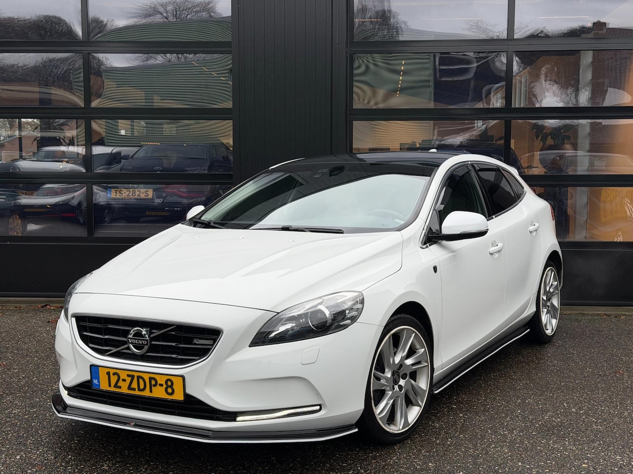 Volvo V40 - 1.6 T4 Summum Xenon Pano Camera Navi Leder - AutoWereld.nl