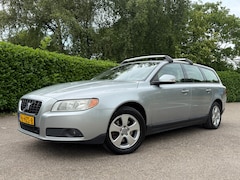Volvo V70 - 2.0 Kinetic | Navi | Leder | Clima | 16" Velgen | Trekhaak | PDC | Cruise |