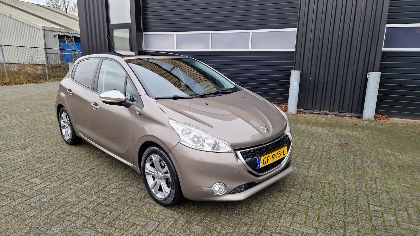 Peugeot 208 - 1.2 PureTech Style Pack Plus Navi/Pano - AutoWereld.nl