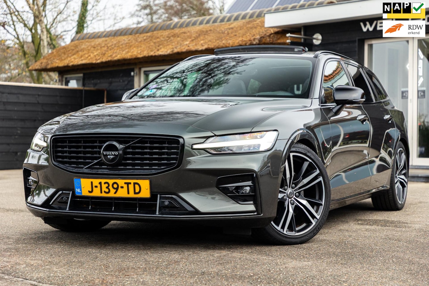 Volvo V60 - 2.0 B3 R-Design Automaat I Adaptieve Cruise I Panoramadak I Harman Kardon I Memory Seats I - AutoWereld.nl