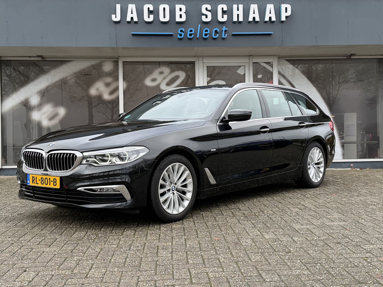 BMW 5-serie Touring - 520i High Executive Luxury Automaat / Pano dak / 18"LM / Leder / Camera - AutoWereld.nl