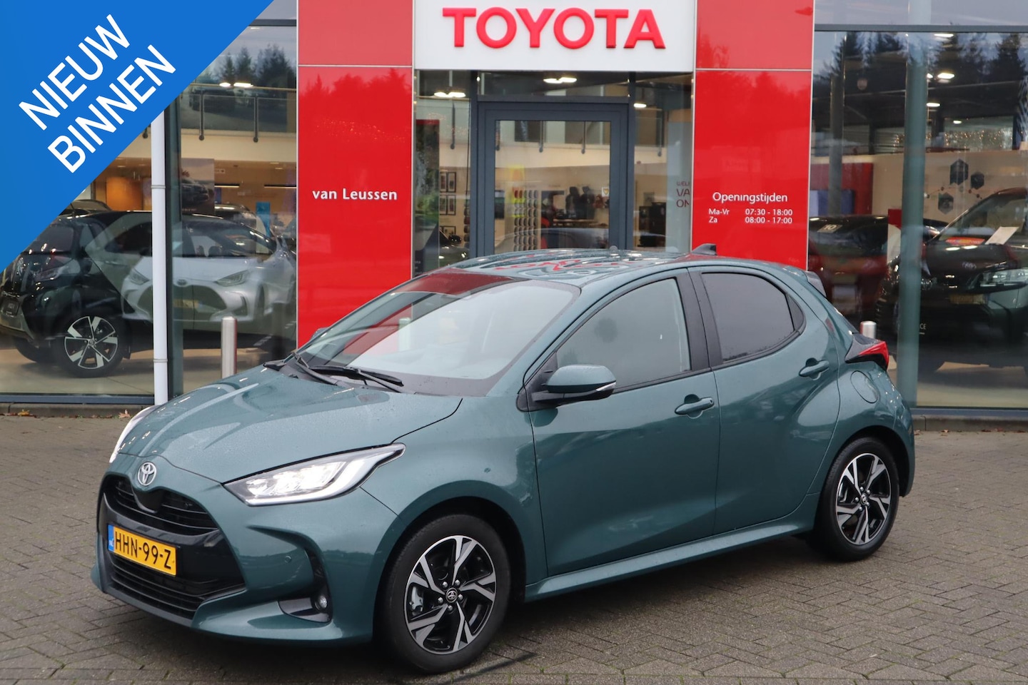 Toyota Yaris - 1.5 HYBRID DYNAMIC COMFORT-PACK LED 16"LMV PRIVACY-GLASS BLISS PARK-SENSOREN STUUR/STOELVE - AutoWereld.nl