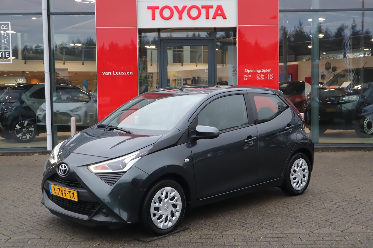 Toyota Aygo X - X-PLAY 5-DEURS AFN-TREKHAAK AIRCO CARPLAY CAMERA AUDIO-STUURWIELBED. LEDER-STUUR NL-AUTO - AutoWereld.nl