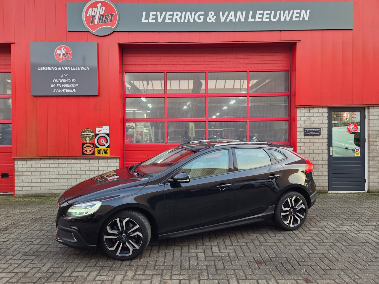 Volvo V40 Cross Country - 1.5 T3 Nordic+ Automaat Luxury Lederen bekleding/ Panorama dak/ Trekhaak/ Rijklaar prijs! - AutoWereld.nl