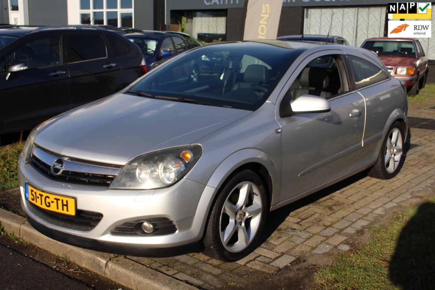 Opel Astra GTC - 1.6i-16V Sport Panoramadak Uniek! Leder NAV Apple carplay/Android Climate Cruise 17" LMV - AutoWereld.nl