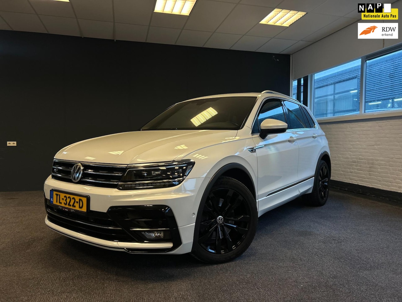 Volkswagen Tiguan - 2.0 TSI 4Motion R-Line|PARELMOER WIT|PANO|DSG|DYNAUDIO|LED|VOL!! - AutoWereld.nl