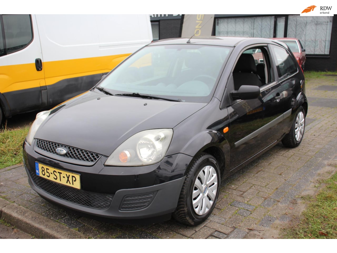 Ford Fiesta - 1.3-8V Futura Black Edition Airco Trekhaak Audio af fabriek NAP APK - AutoWereld.nl