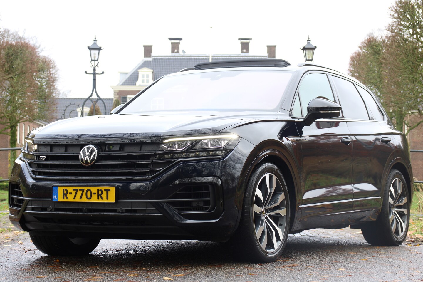Volkswagen Touareg - 3.0 TSi 4MOTION R | NL-AUTO! | BOMVOL! | TREKHAAK | PANODAK | ELEKTR. MASSAGE + GEHEUGEN S - AutoWereld.nl