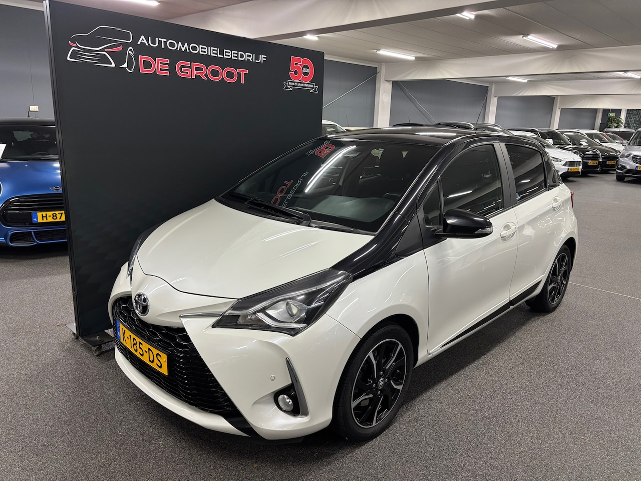 Toyota Yaris - 1.5 VVT-i Design Red met Navigatie, Achteruitrijcamera met Parkeersensoren voor en achter, - AutoWereld.nl
