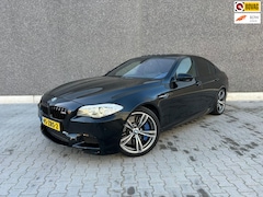 BMW M5 - 5-serie 680pk | AKRAPOVIC UITLAAT | BOMVOL OPTIES | A.CAMERA | LEDER | NAVI | BLUETOOTH |