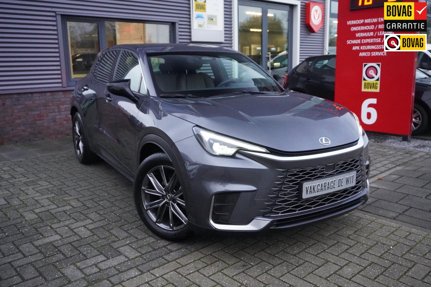 Lexus LBX - Elegant 2WD / Parkeercamera / Leder / Apple Carplay / Stoel/stuur verwarming / ACC - AutoWereld.nl