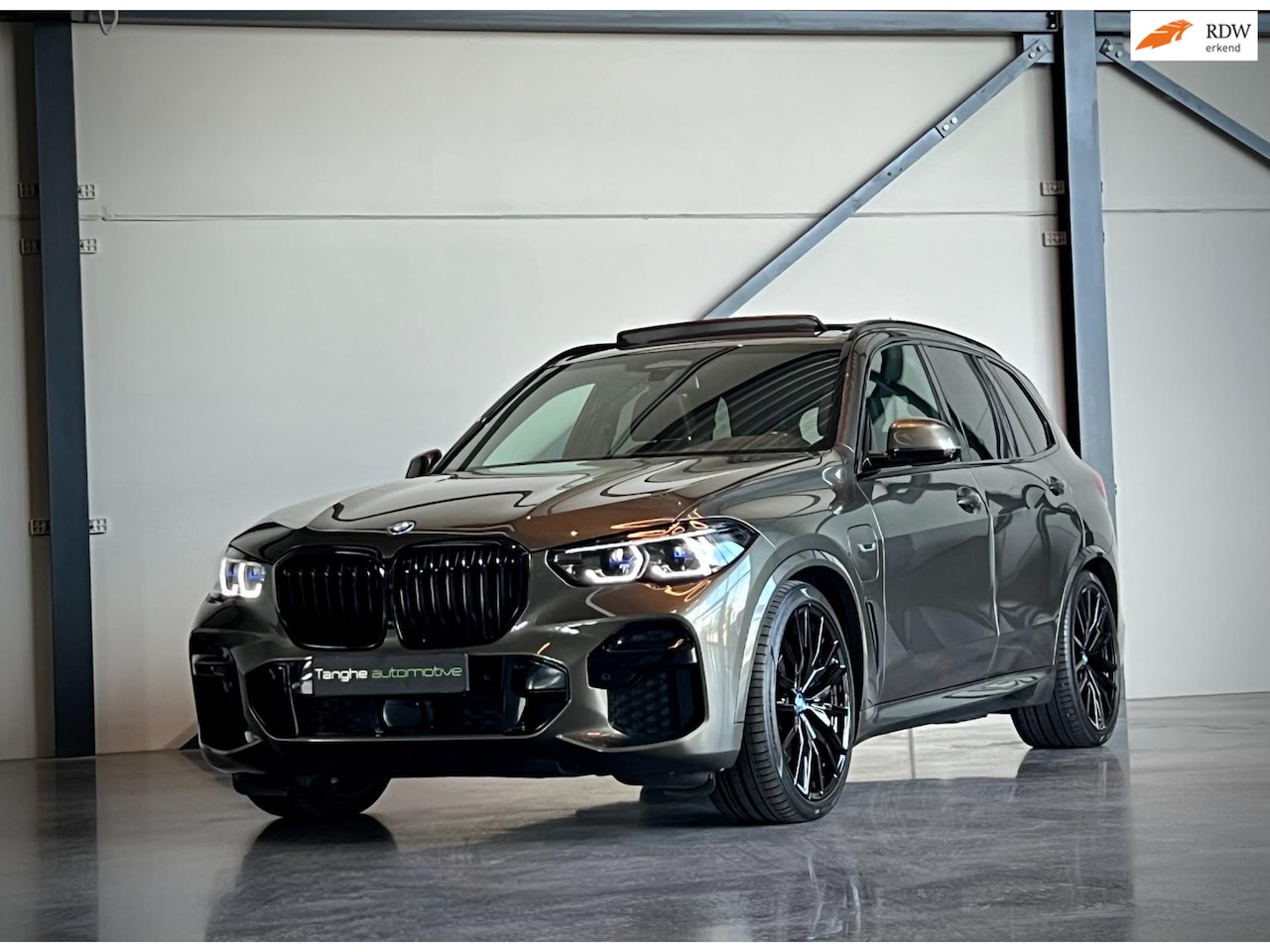 BMW X5 - XDrive45e M-Sport, Panodak,Trekhaak,4-wielbesturing,Crafted,Soft Close,Laser - AutoWereld.nl