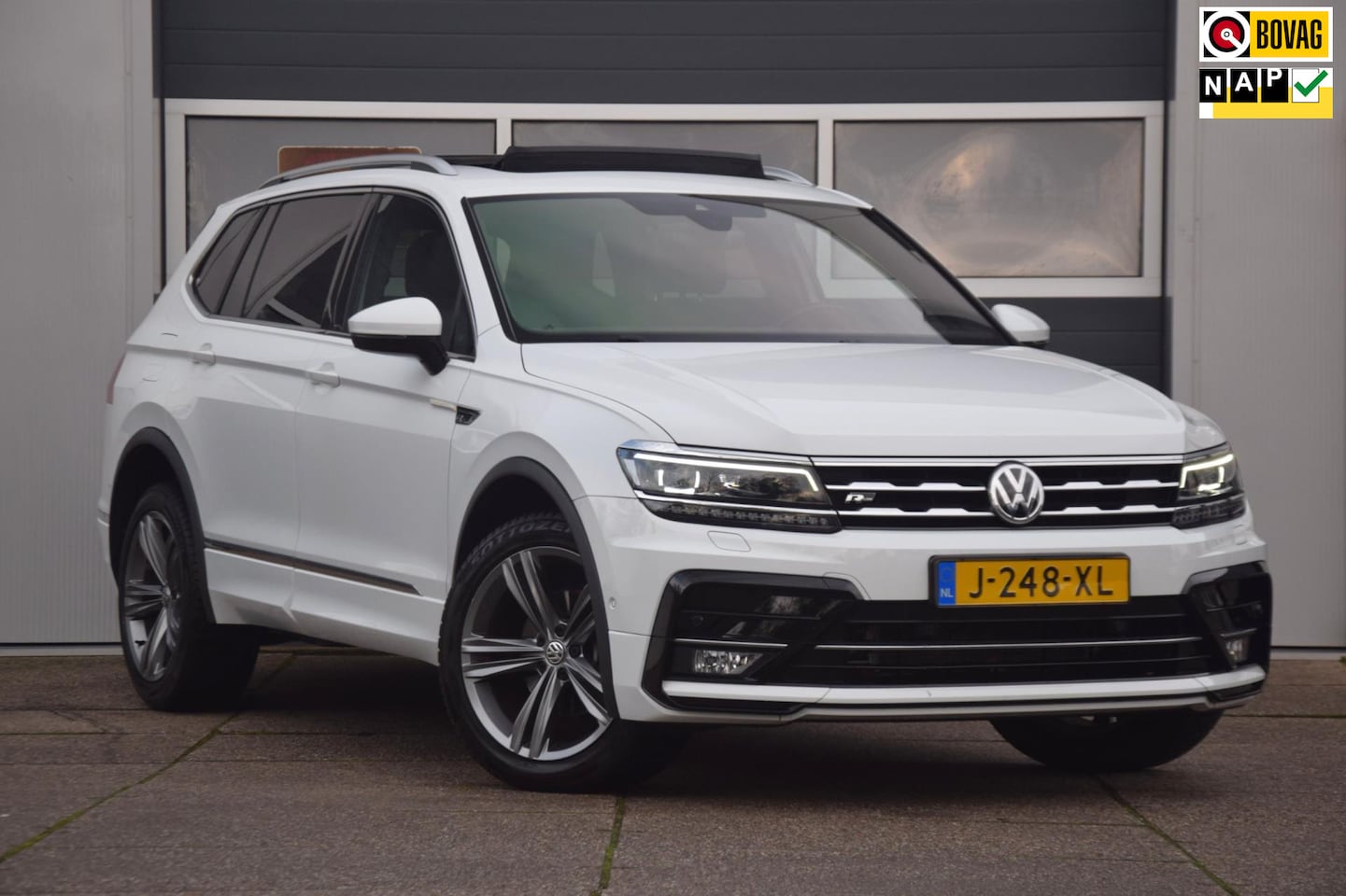 Volkswagen Tiguan Allspace - 1.5 TSI Highline Business R LEDEREN BEKLEDING/PANORAMADAK/VERWARMDE VOORSTOELEN - AutoWereld.nl