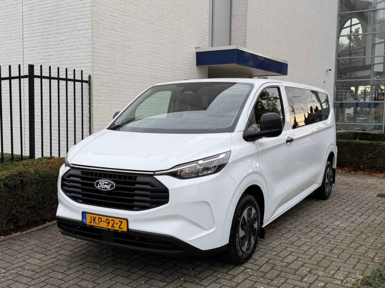 Ford Transit Kombi - Custom 9 pers.  Plug-in Hybride  340 L2H1 NAVIGATIE AIRCO ACHTER etc - AutoWereld.nl