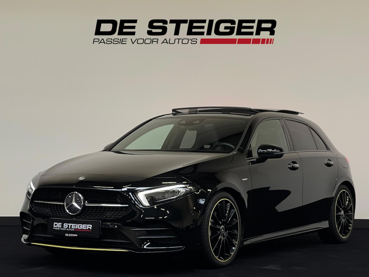Mercedes-Benz A-klasse - 200 AMG Blackpack Pano Multibeam Sfeer - AutoWereld.nl