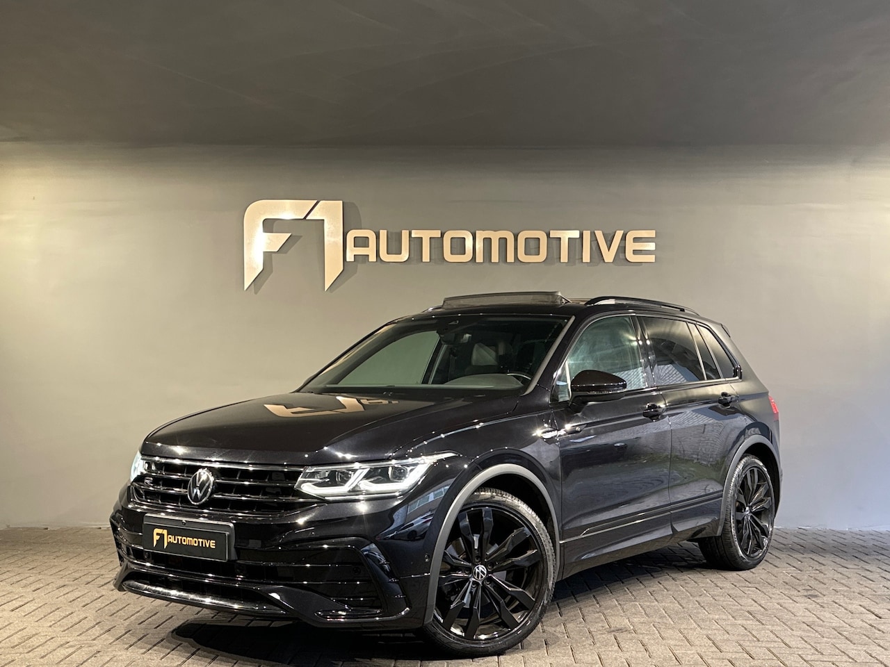 Volkswagen Tiguan - 1.5 TSI R Line Pano|Keyless|Sfeer|360Camera - AutoWereld.nl