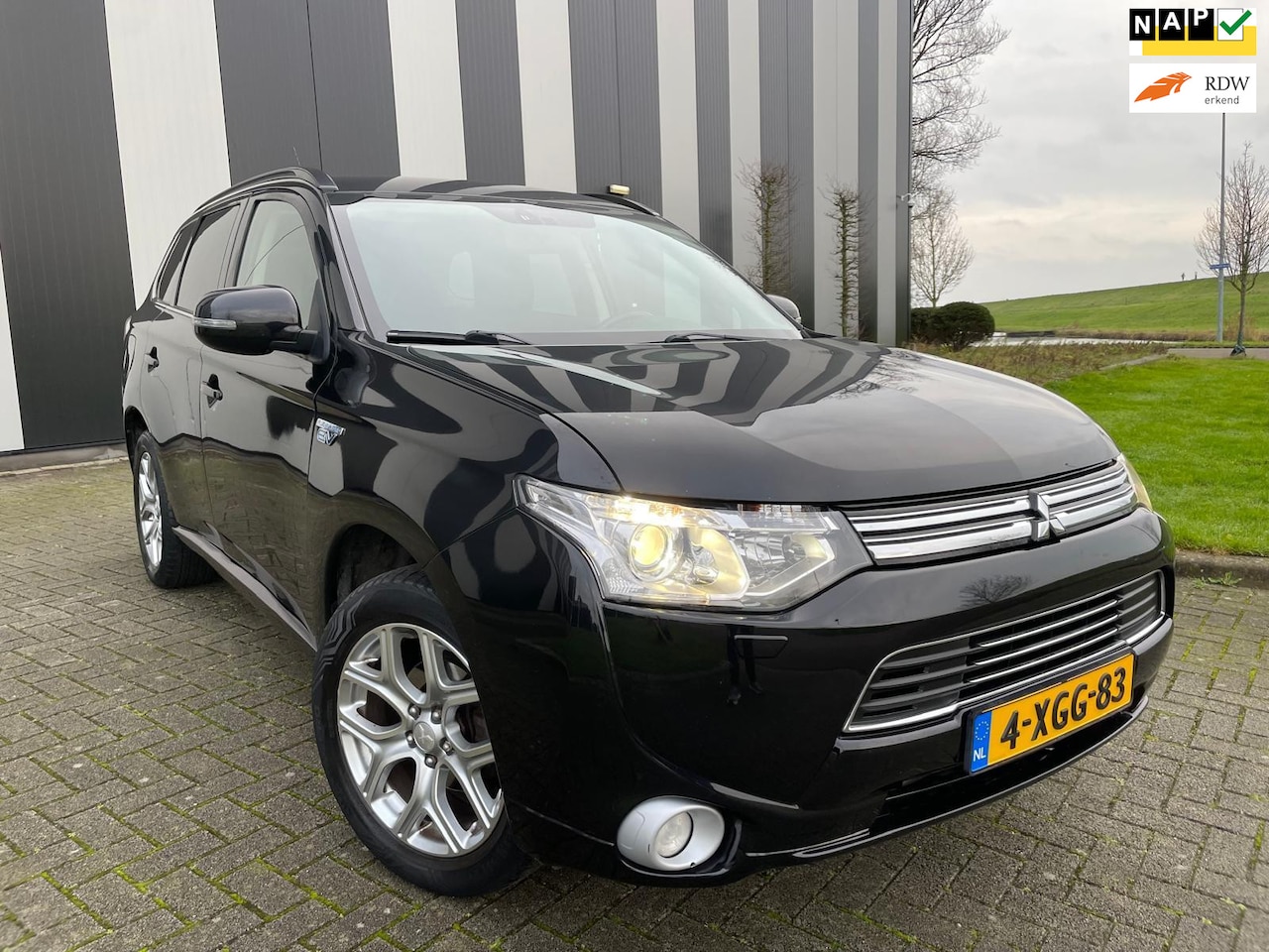 Mitsubishi Outlander - 2.0 PHEV Executive Edition Automaat-Trekhaak-Clima-Camera-Navi - AutoWereld.nl