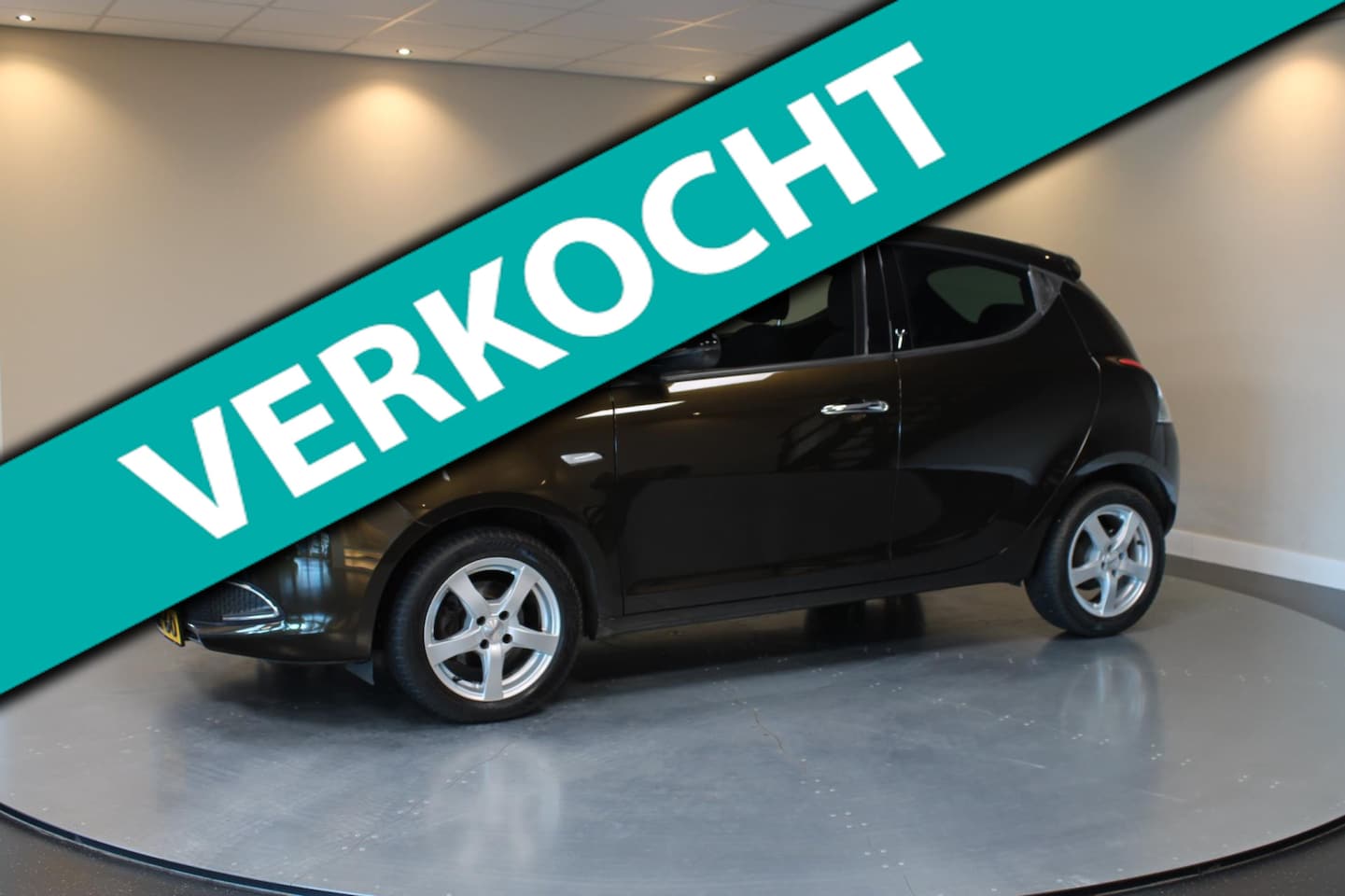 Lancia Y(psilon) - Ypsilon 0.9 TwinAir Gold *Automaat* Pano|Cruise|Airco|All-seasons - AutoWereld.nl
