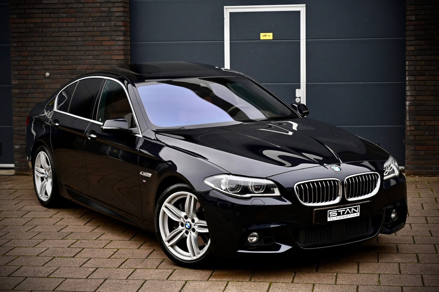 BMW 5-serie - 535I ACTIVEHYBRID M-SPORT | ZEER COMPLEET | SCHUIF/KANTELDAK, ACC, LEDER DASHBOARD, HUD - AutoWereld.nl