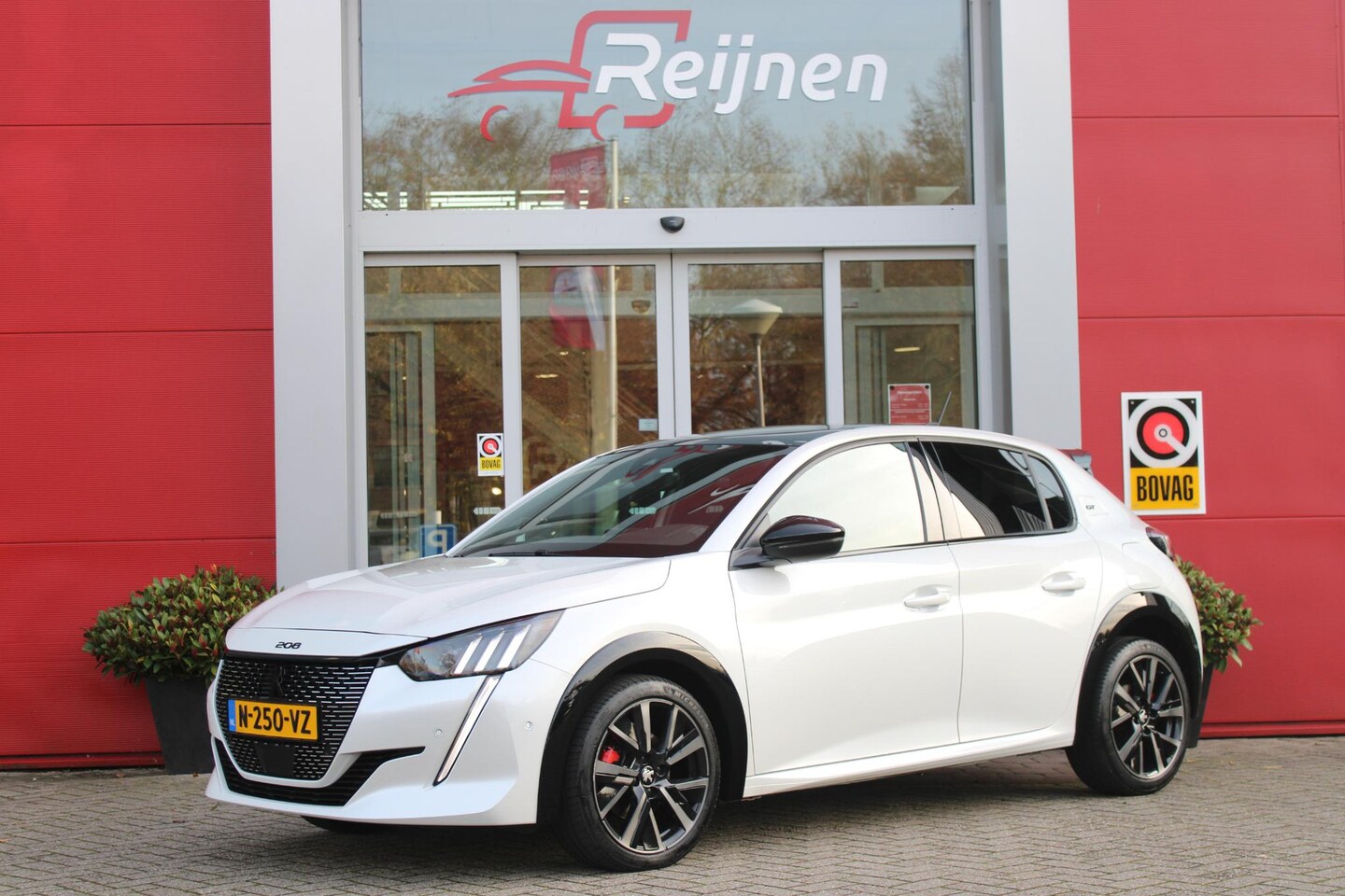 Peugeot 208 - 1.2 130PK AUTOMAAT GT PACK | BLACK PACK | PANORAMA DAK | ALCANTARA BEKLEDING | ACHTERUITRI - AutoWereld.nl