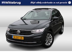 Volkswagen Tiguan - 1.5 TSI 130pk Life / Panoramadak / LM 17 inch / Parkeersensoren / Navigatie / Wegkl trekha