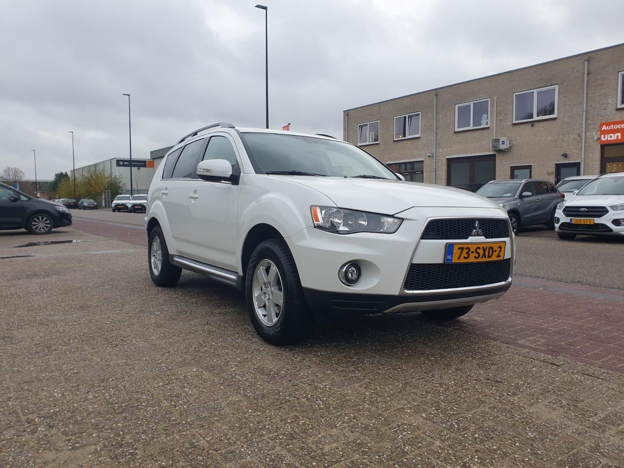 Mitsubishi Outlander - 2.0 Intro Edition Automaat Airco Cruise Ctr Leder Trekhaak NAP top staat - AutoWereld.nl