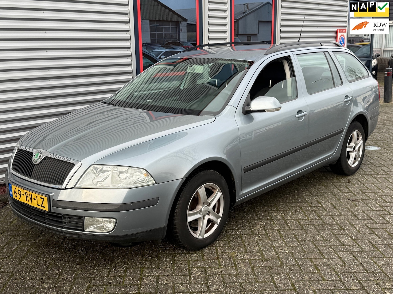 Skoda Octavia Combi - 1.6 Ambiente *Automaat* - AutoWereld.nl
