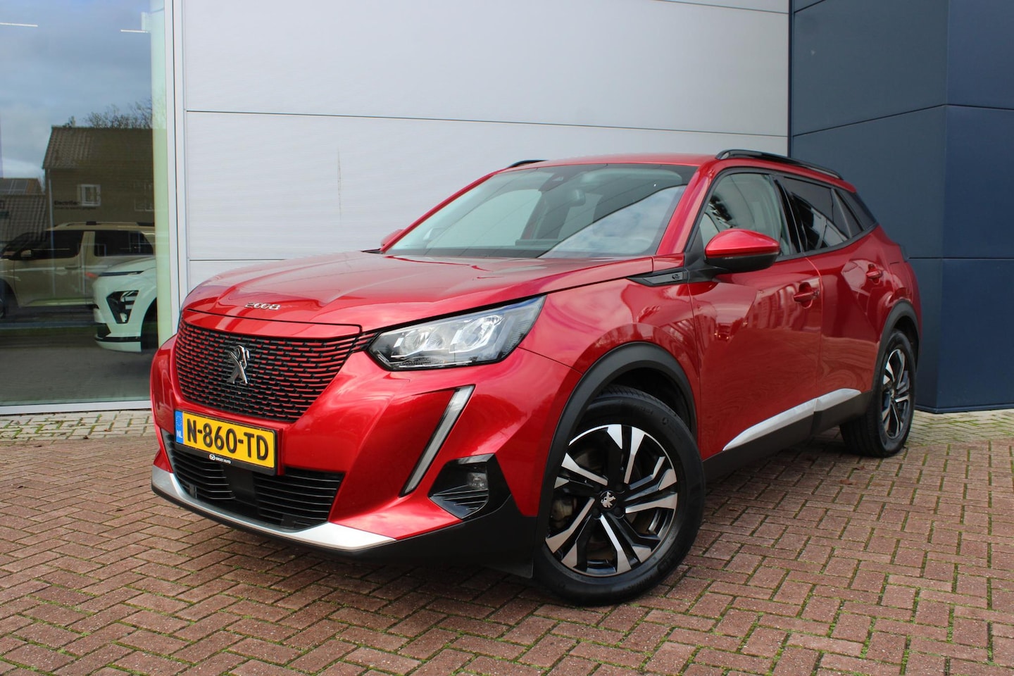 Peugeot e-2008 - EV Allure Pack 50 kWh Airco Navi Camera Carplay Dealer onderhouden - AutoWereld.nl