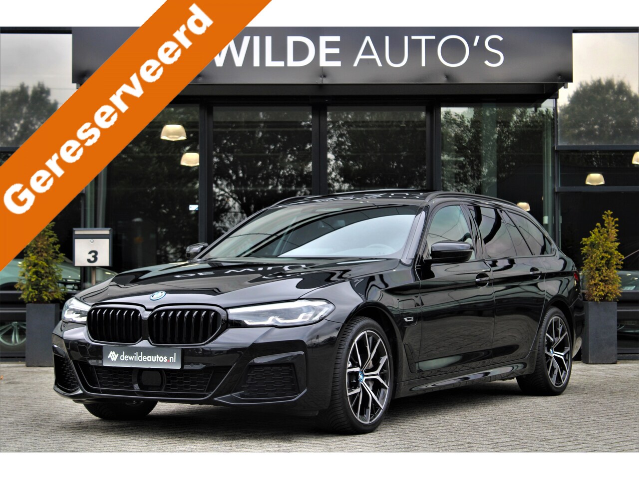 BMW 5-serie Touring - 530e xDrive M-sport 292pk Pano Leer Camera ACC DAB Apple CarPlay - AutoWereld.nl