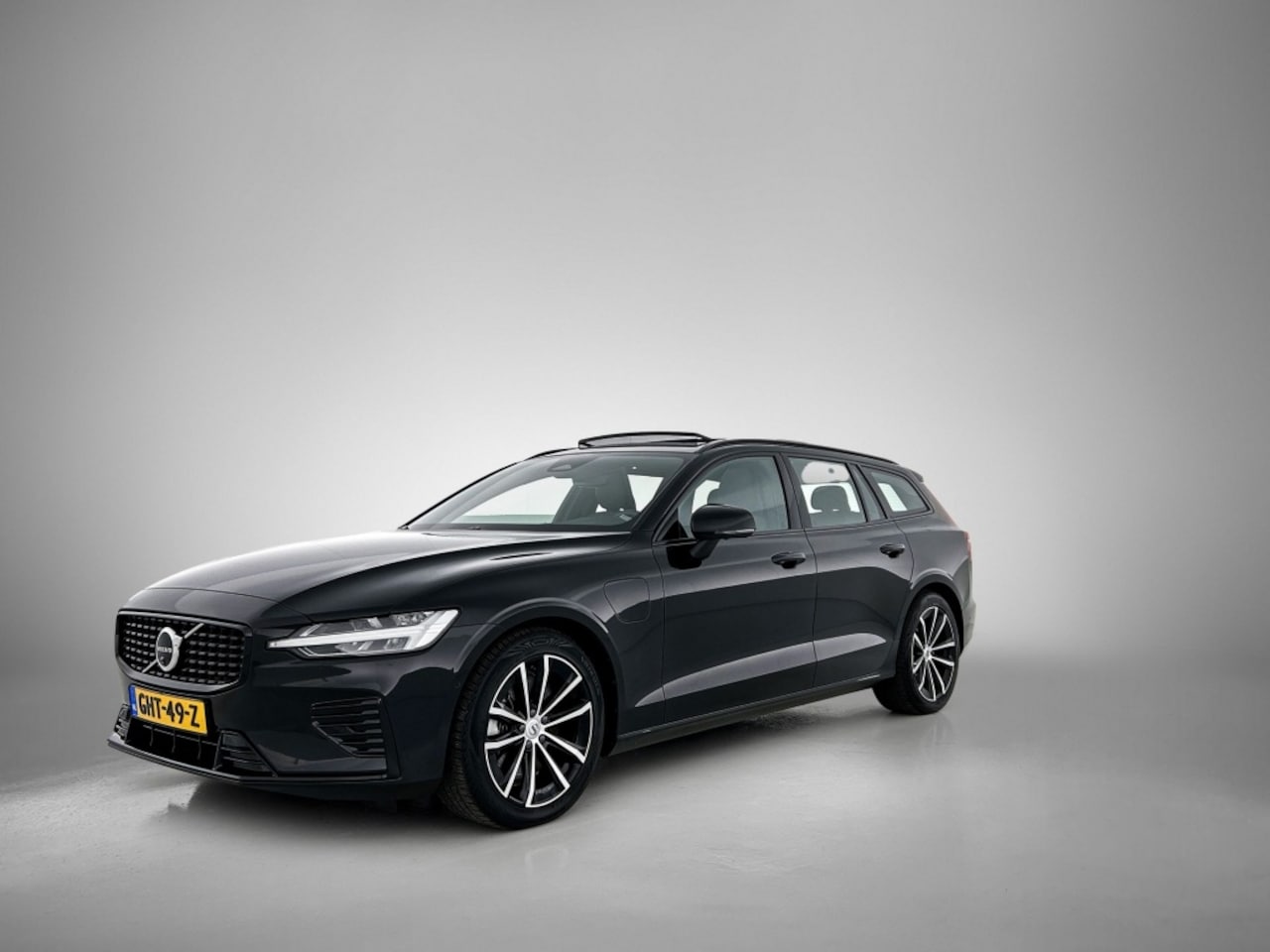 Volvo V60 - 2.0 T6 AWD Plus Dark | panorama dak | trekhaak - AutoWereld.nl