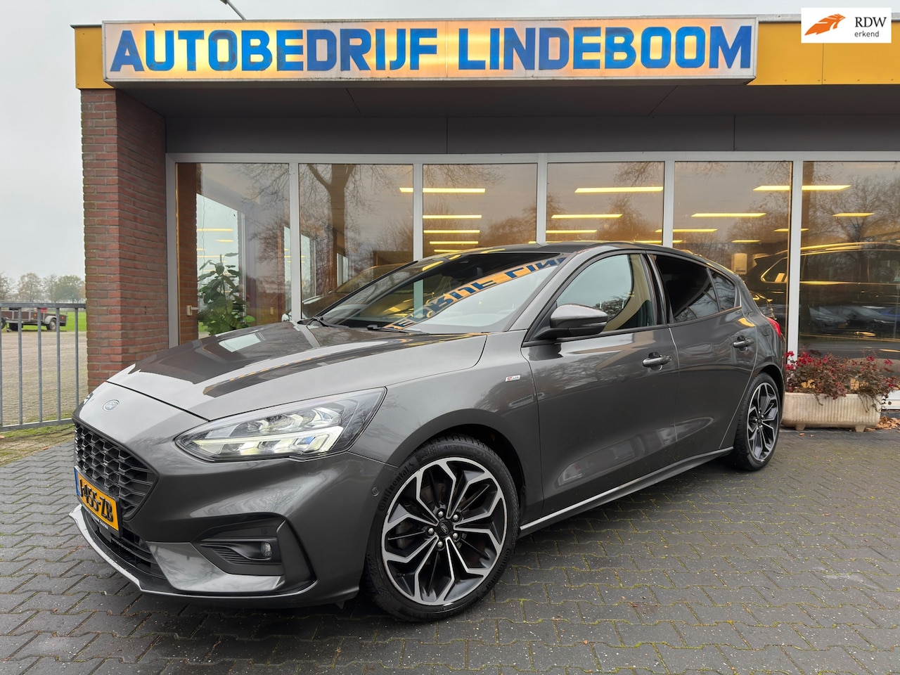 Ford Focus - 1.0 EcoBoost Vignale St-Line trekhaak Camera All Season - AutoWereld.nl