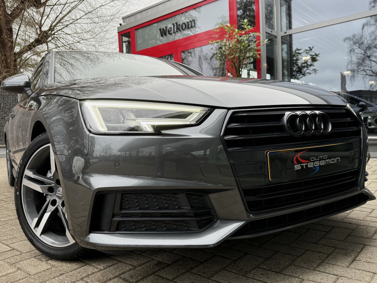 Audi A4 Avant - TFSI AUT. *!* 2x S-LINE *!* NAVI/ LED/ 18 INCH/ BLACK OPTIEK/ TREKHAAK *!* - AutoWereld.nl