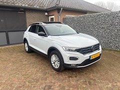 Volkswagen T-Roc - 1.5 TSI Style Business Automaat. trekhaak. nl auto. 1e eigenaar panorama dak