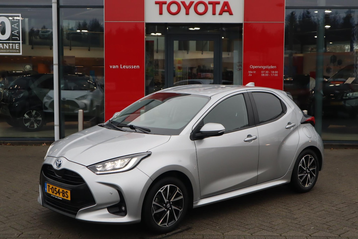 Toyota Yaris - 1.5 HYBRID STYLE BLIND SPOT KEYLESS STOELVERW PARK-SENSOREN APPLE/ANDROID - AutoWereld.nl