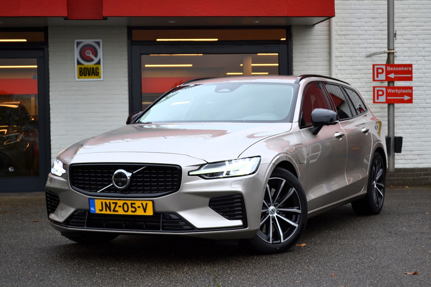 Volvo V60 - 2.0 T6 Plug-in hybrid AWD Plus dark, Leder, Harman/Kardon, 360 Camera, Btw auto, etc - AutoWereld.nl