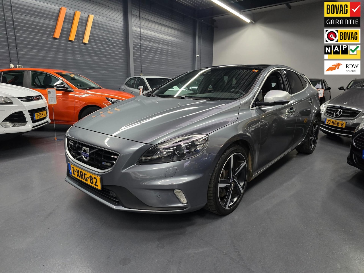 Volvo V40 - 2.0 D4 R-Design Business PANO XENON LEDER CAMERA BLIS AUTOPARK - AutoWereld.nl