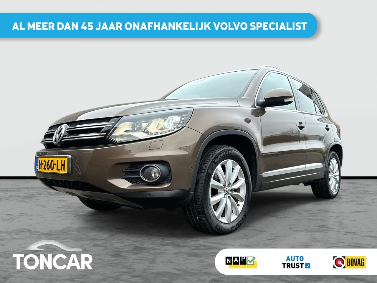 Volkswagen Tiguan - 2.0 TSI Track&Field 4Motion Lage Km-stand! | Skyroof | Lederen bekleding | A-camera | Clim - AutoWereld.nl