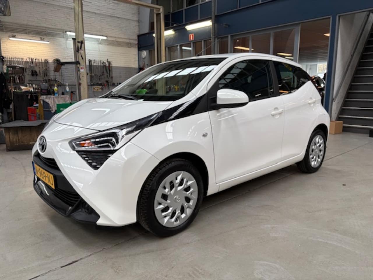 Toyota Aygo - 1.0 VVT-i 72pk 5D x-play | Airco | Navigatie | Apple carplay / Android auto | NAP | Rijkla - AutoWereld.nl