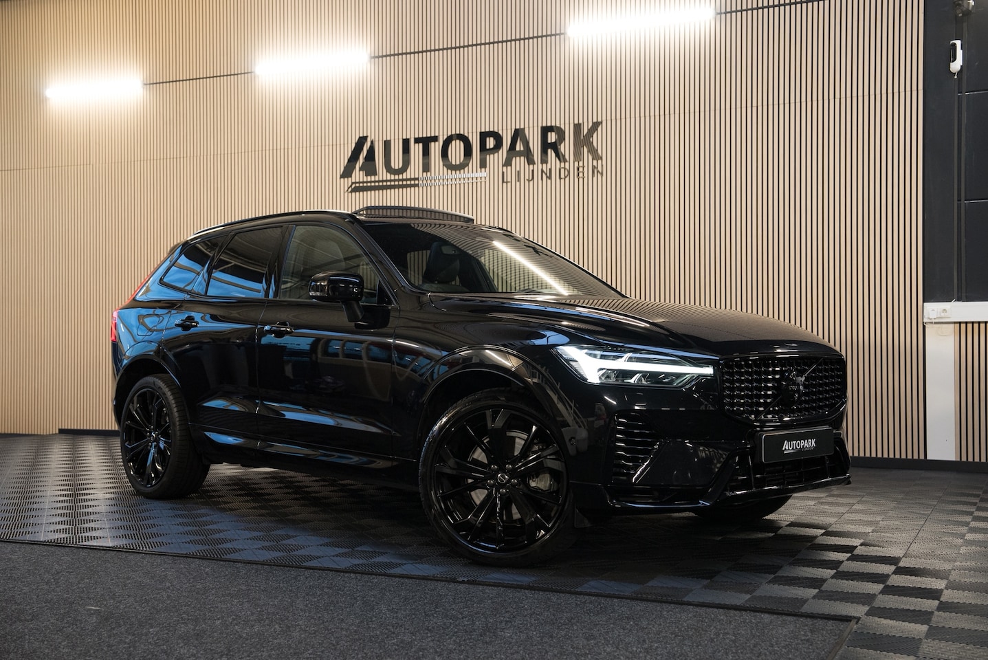 Volvo XC60 - 2.0 T8 Plug-in hybrid AWD Ultra Black Edition PANO/HARMANKARDON/HUD/360CAM/KEYLESS/MEMORY/ - AutoWereld.nl