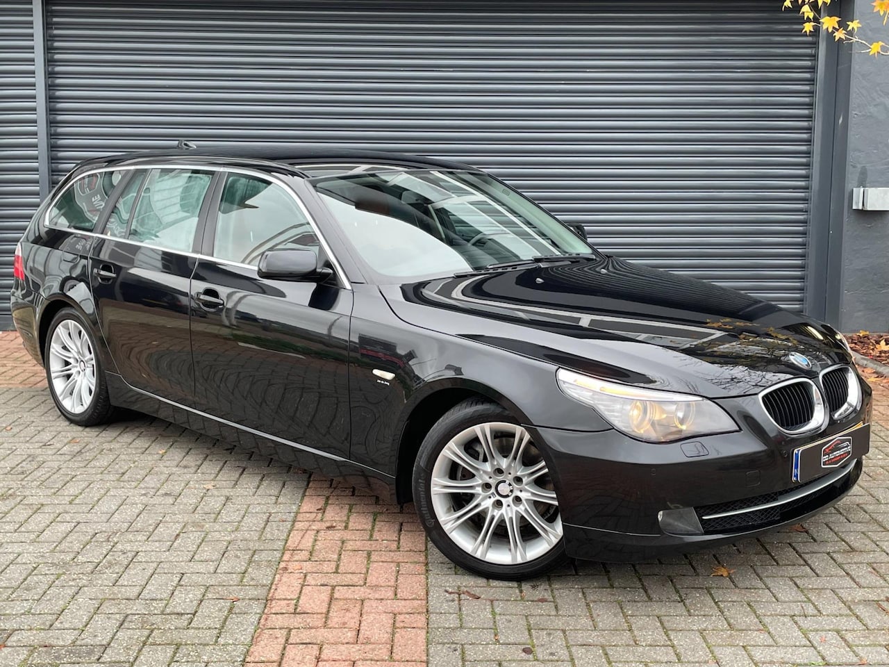 BMW 5-serie Touring - 523i Business Line Aut | Leer | Trekhaak | Navi | Cruise - AutoWereld.nl