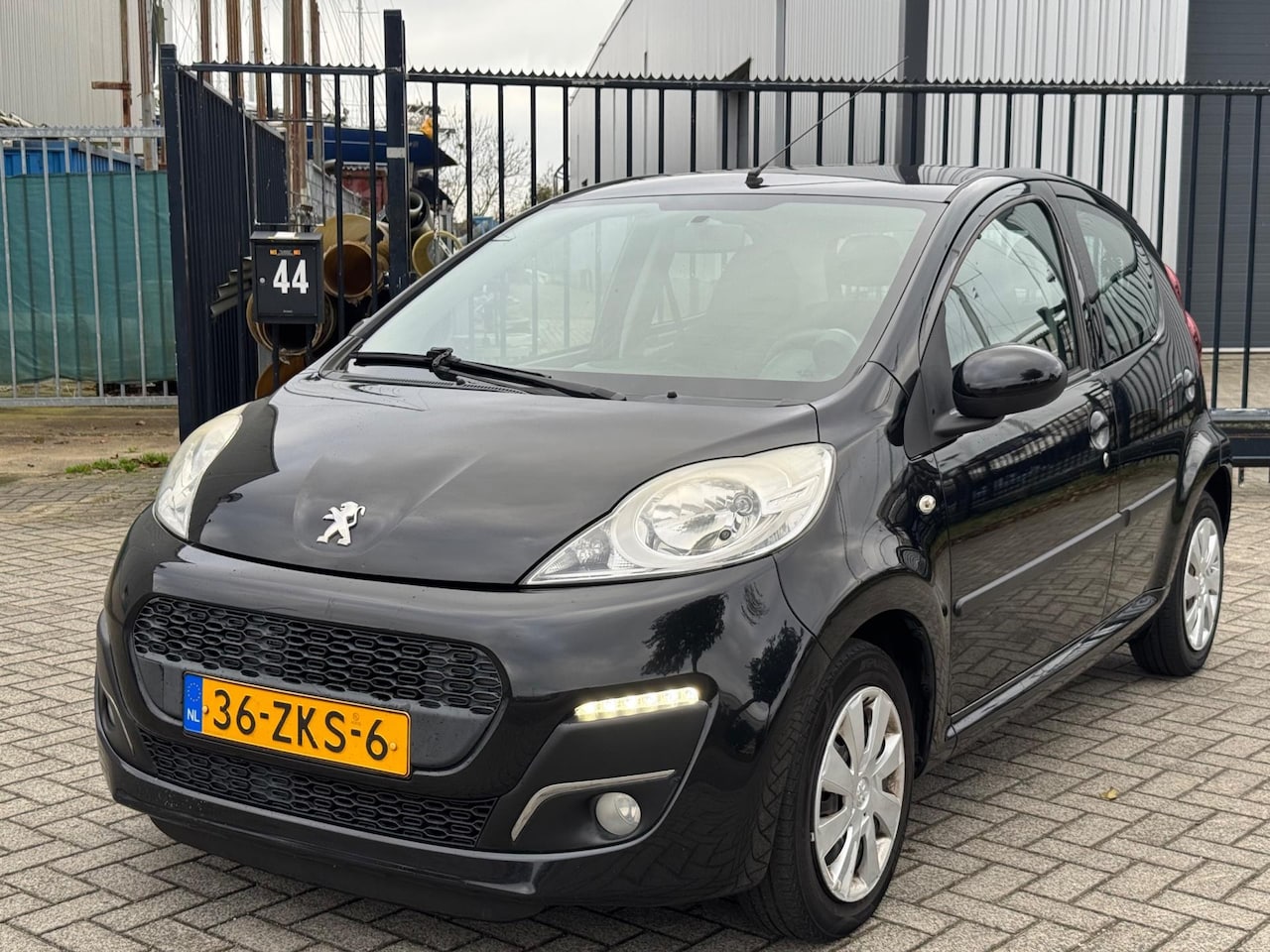 Peugeot 107 - 1.0 Active Airco 5 Deurs Nieuwe Apk Elektrische Ramen - AutoWereld.nl