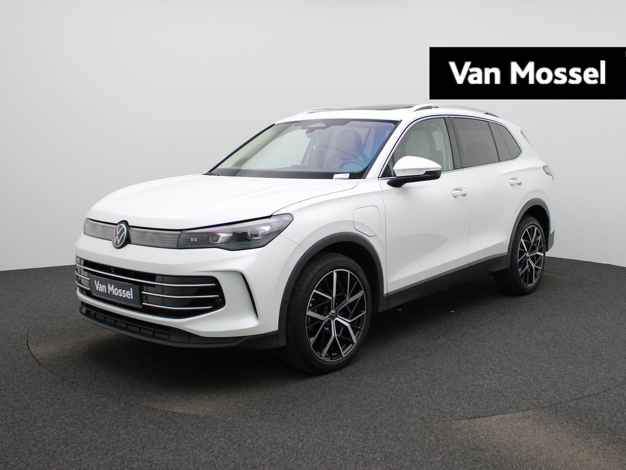 Volkswagen Tiguan - 1.5 eHybrid Elegance 204 PK | Automaat | Plug-In | Trekhaak | Stoelverwarming Voor & Achte - AutoWereld.nl