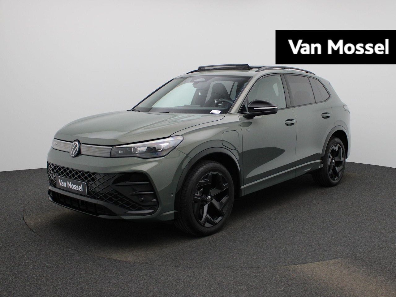 Volkswagen Tiguan - 1.5 eHybrid R-Line Edition 272 PK | Automaat | PLug-In | Trekhaak | Panoramadak | Stoelver - AutoWereld.nl