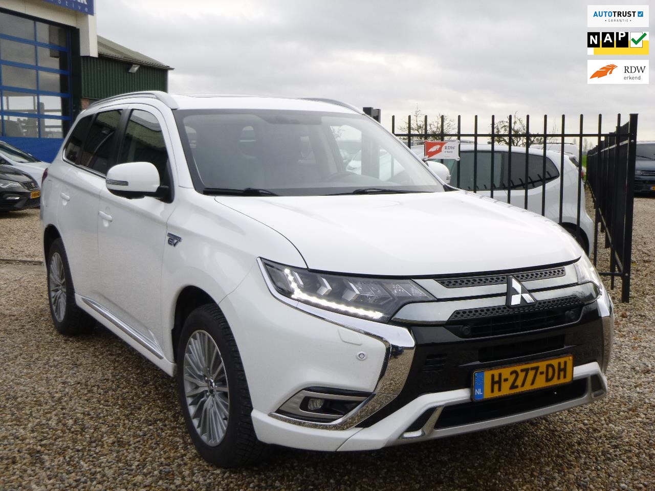 Mitsubishi Outlander - 2.4 PHEV Intense+ LEDER OPEN DAK 1ste EIGENAAR - AutoWereld.nl