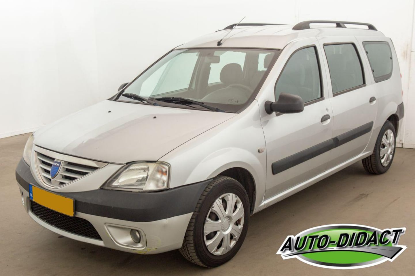 Dacia Logan - 1.6-16V Lauréate 7p. - AutoWereld.nl