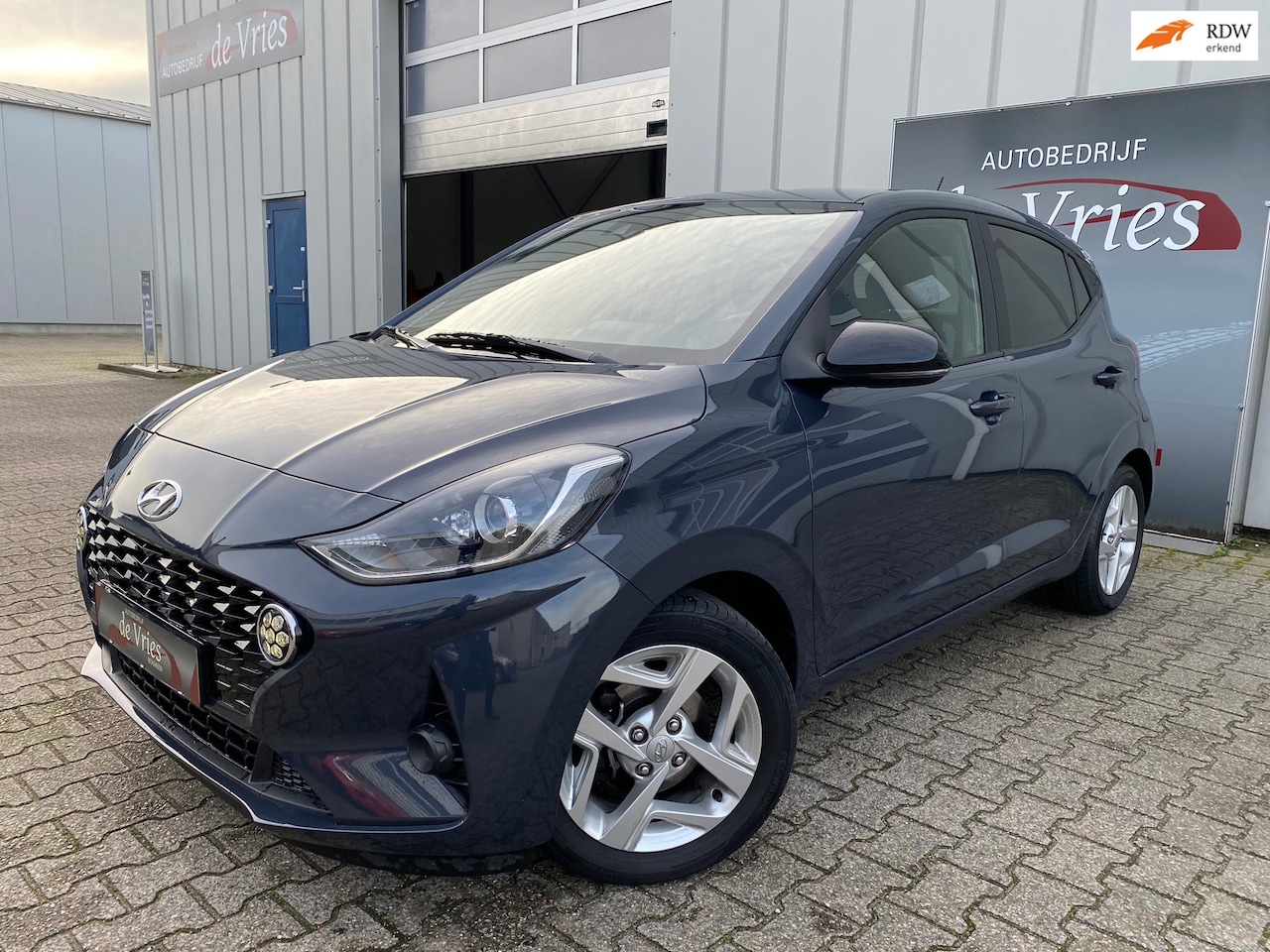 Hyundai i10 - 1.0 Premium / Airco / Stuur en Stoelverw. / Cruise / Camera / Apple carplay / LMV - AutoWereld.nl