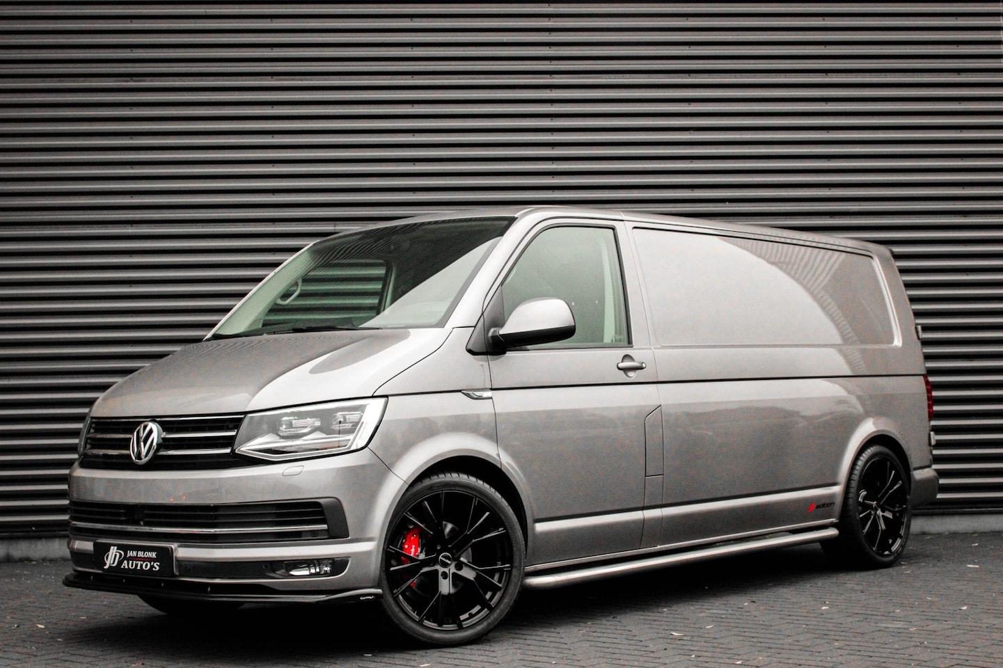 Volkswagen Transporter - 2.0 TDI L2H1 150PK / APPLE CARPLAY / VERLAAGD / LEDEREN BEKLEDING / FULL BLACK / TREKAAK / - AutoWereld.nl