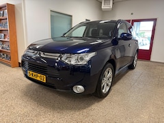 Mitsubishi Outlander - 2.0 Intense+ 7-Persoons | Trekhaak | Navi