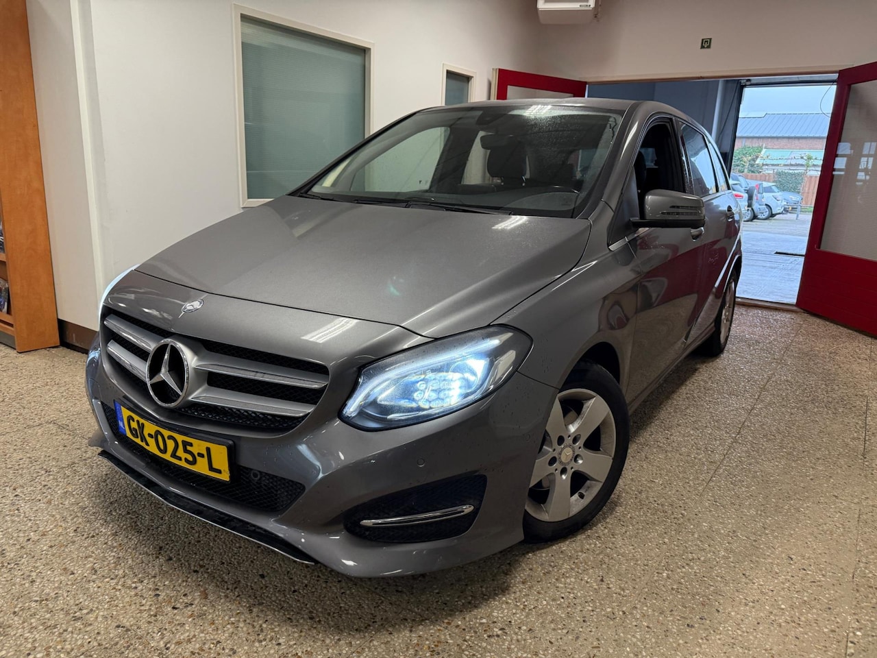 Mercedes-Benz B-klasse - 180 Ambition Automaat | Navi| 1e eigenaar | NL auto - AutoWereld.nl
